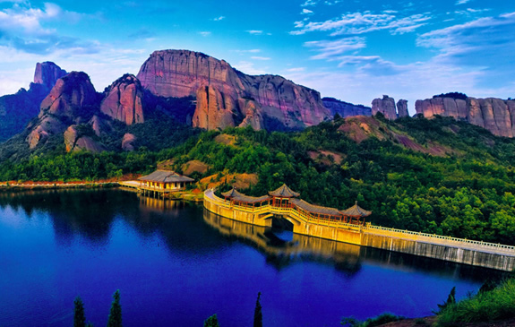 弋阳县龟峰风景名胜区是国家重点风景名胜区,国家aaaa级旅游区和国家